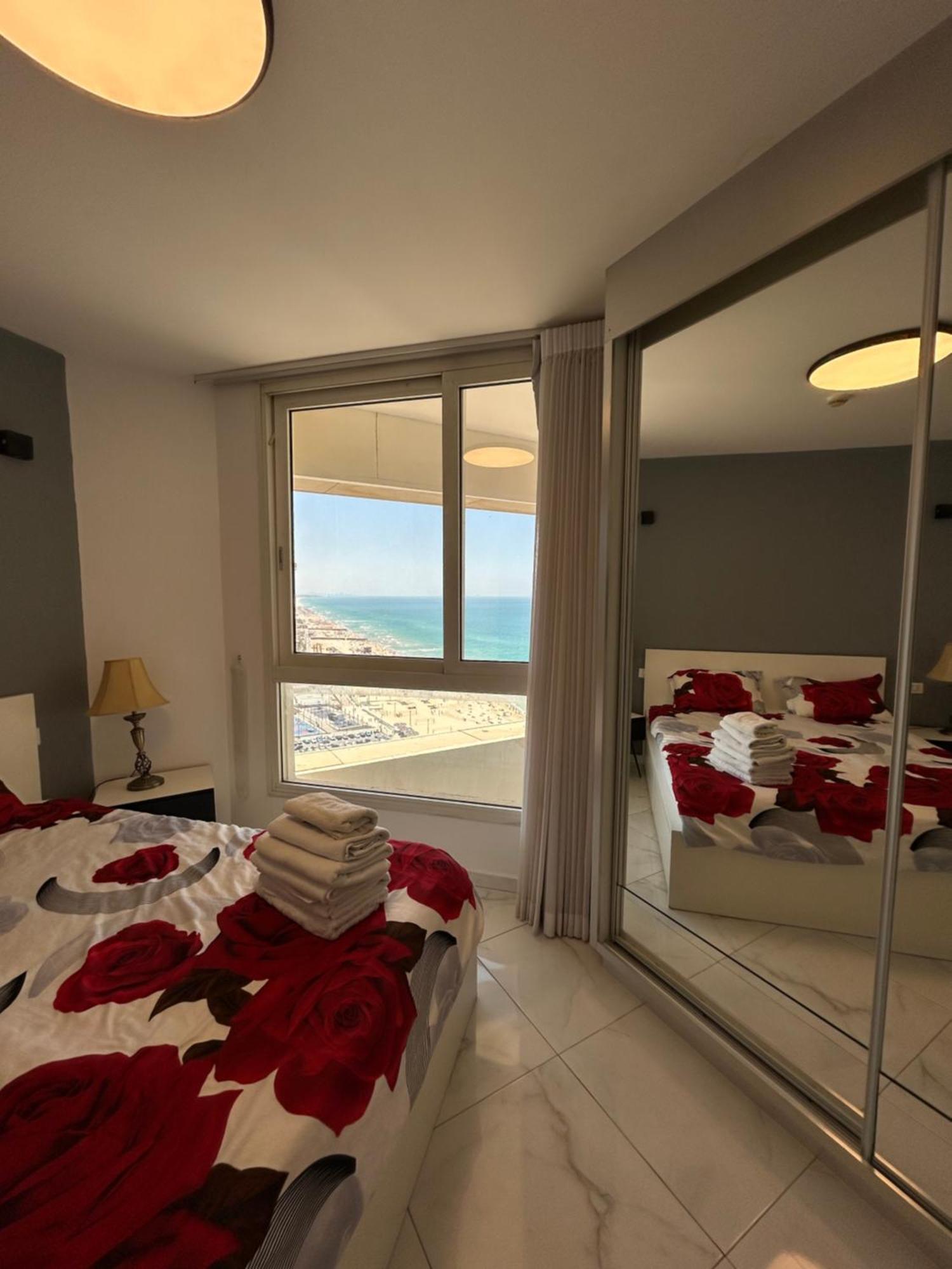 סוויטת אהבה מתוקה על הים-Sweet Love Suite On The Sea Bat Yam Esterno foto